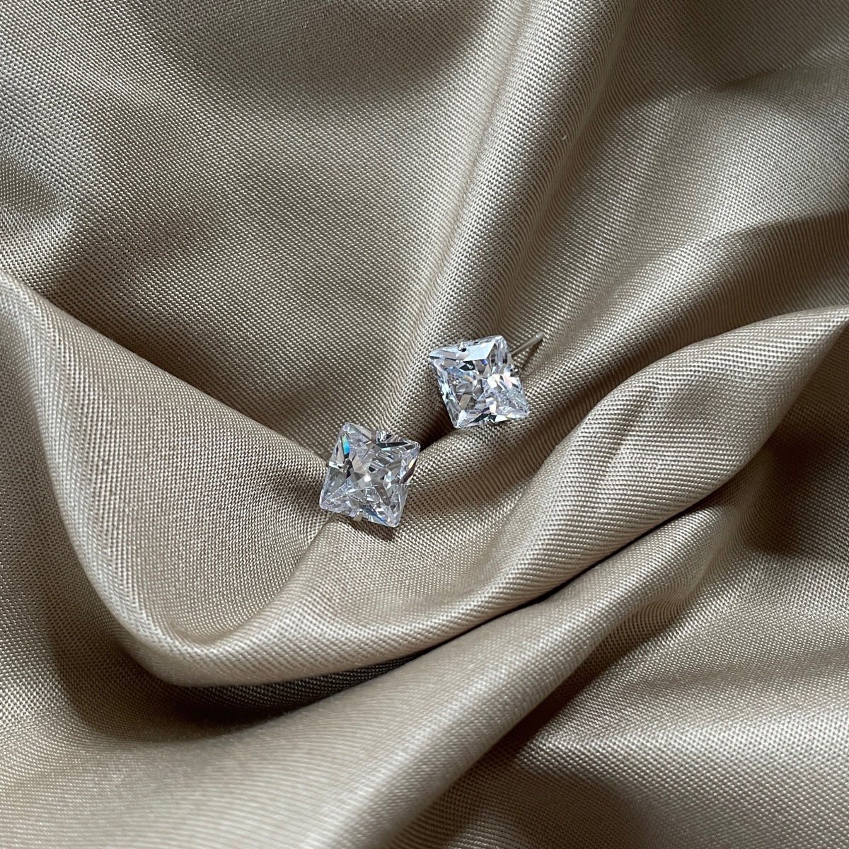 [Olivia Jewelry]Stylish Shiny Square Center Stone Stud Earrings