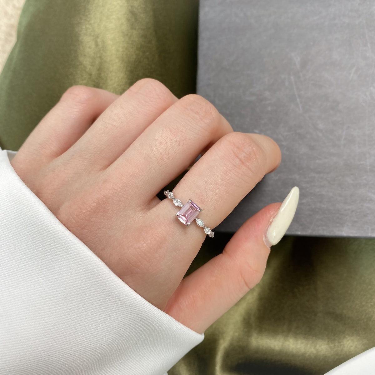[Olivia Jewelry]1.0 Carat Dainty Resplendent Radiant Cut Daily Ring