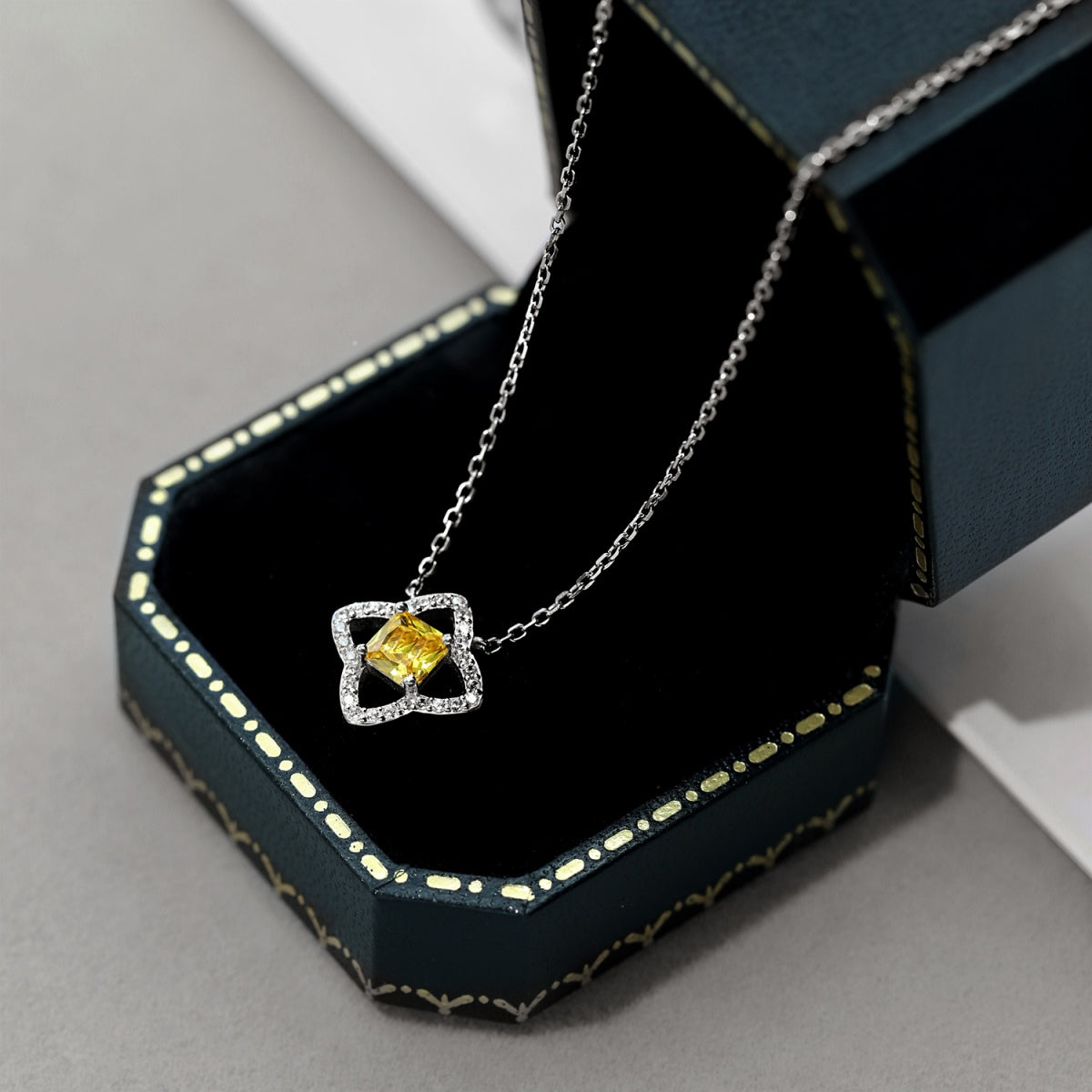 [Olivia Jewelry]Exquisite Flower Shape Princess Cut Necklace