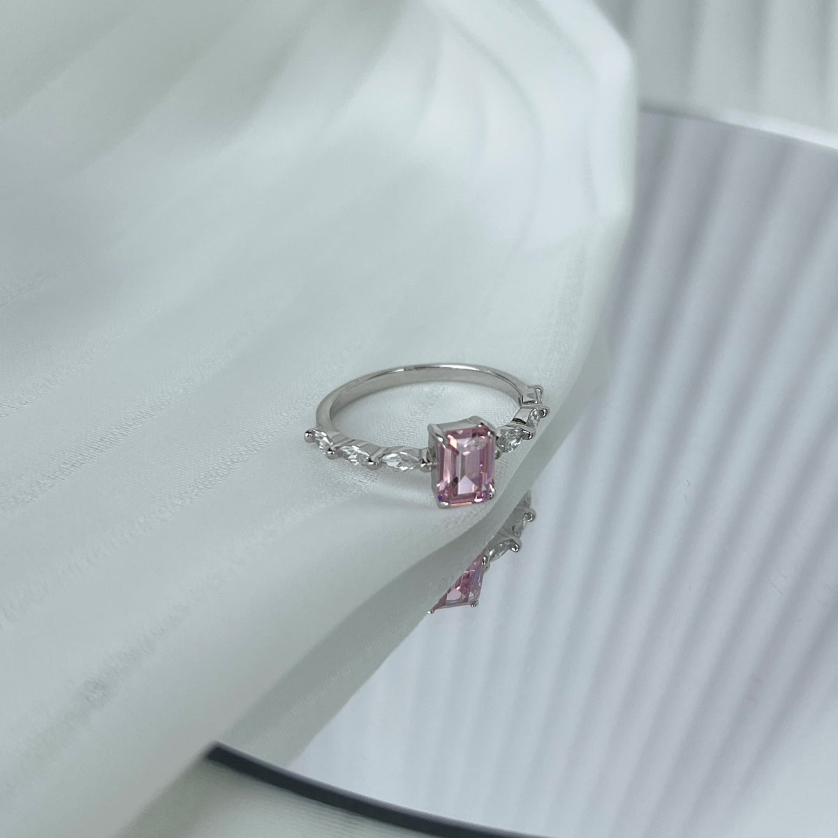 [Olivia Jewelry]1.0 Carat Dainty Resplendent Radiant Cut Daily Ring