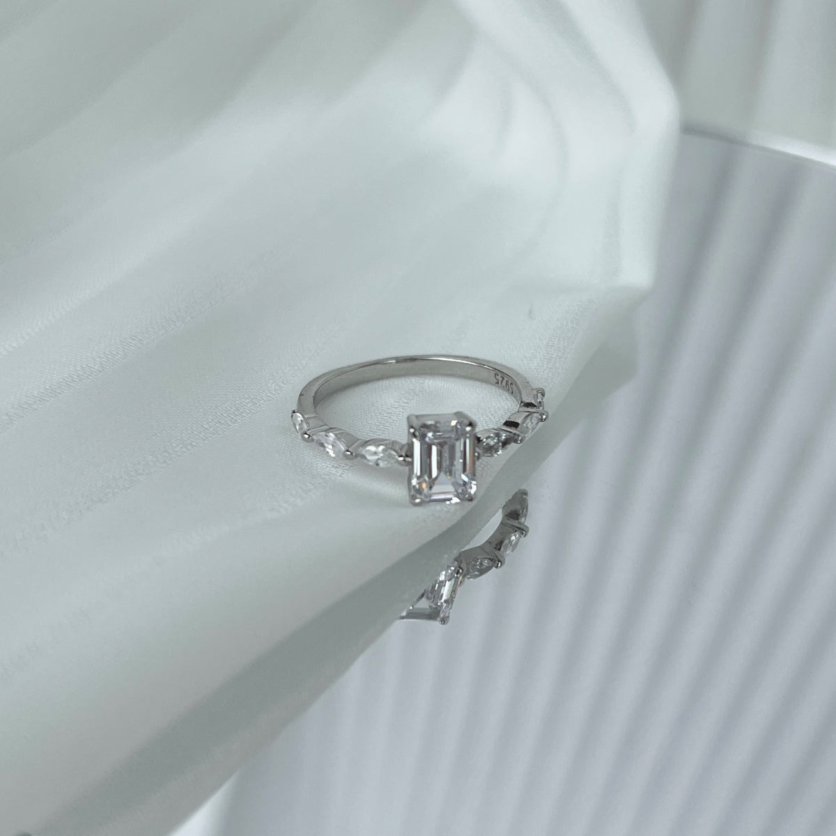 [Olivia Jewelry]1.0 Carat Dainty Resplendent Radiant Cut Daily Ring