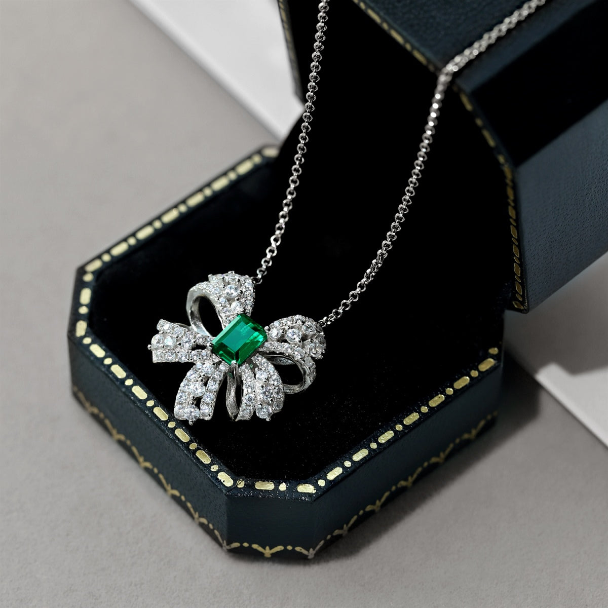[Olivia Jewelry]Luxurious Flower Shape Emerald Cut Necklace