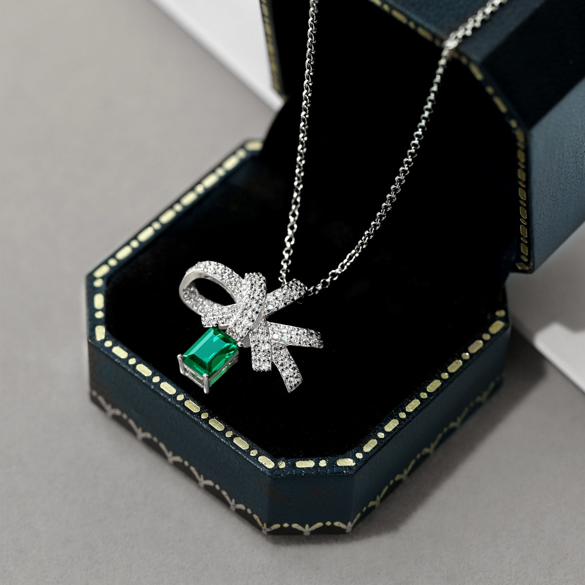 [Olivia Jewelry]Luxurious Flower Shape Emerald Cut Necklace