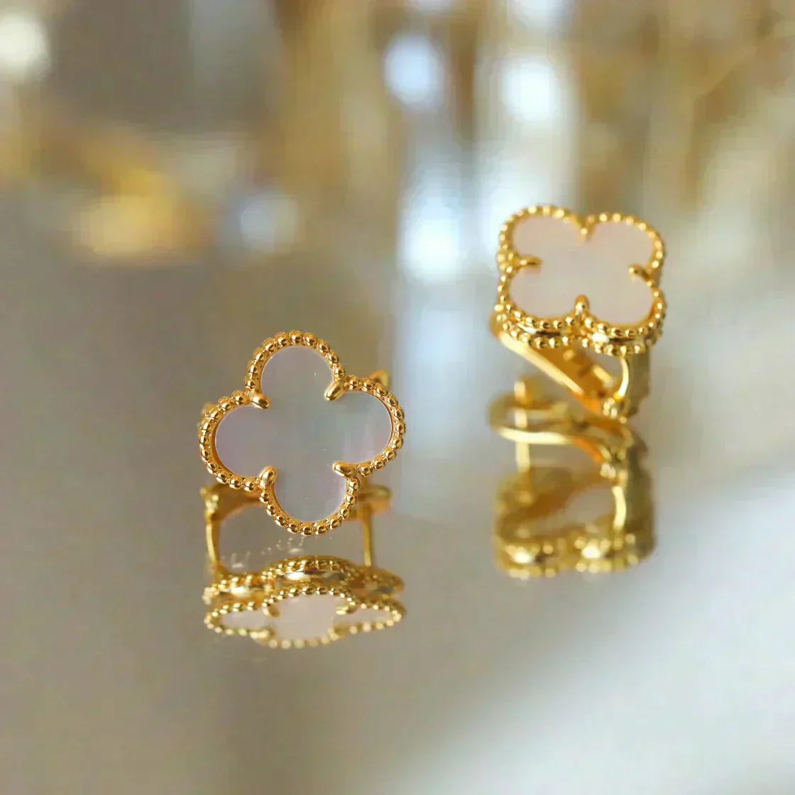 [Olivia Jewelry]CLOVER MEDIUM 1 MOTIFS  WHITE MOP STUD EARRINGS