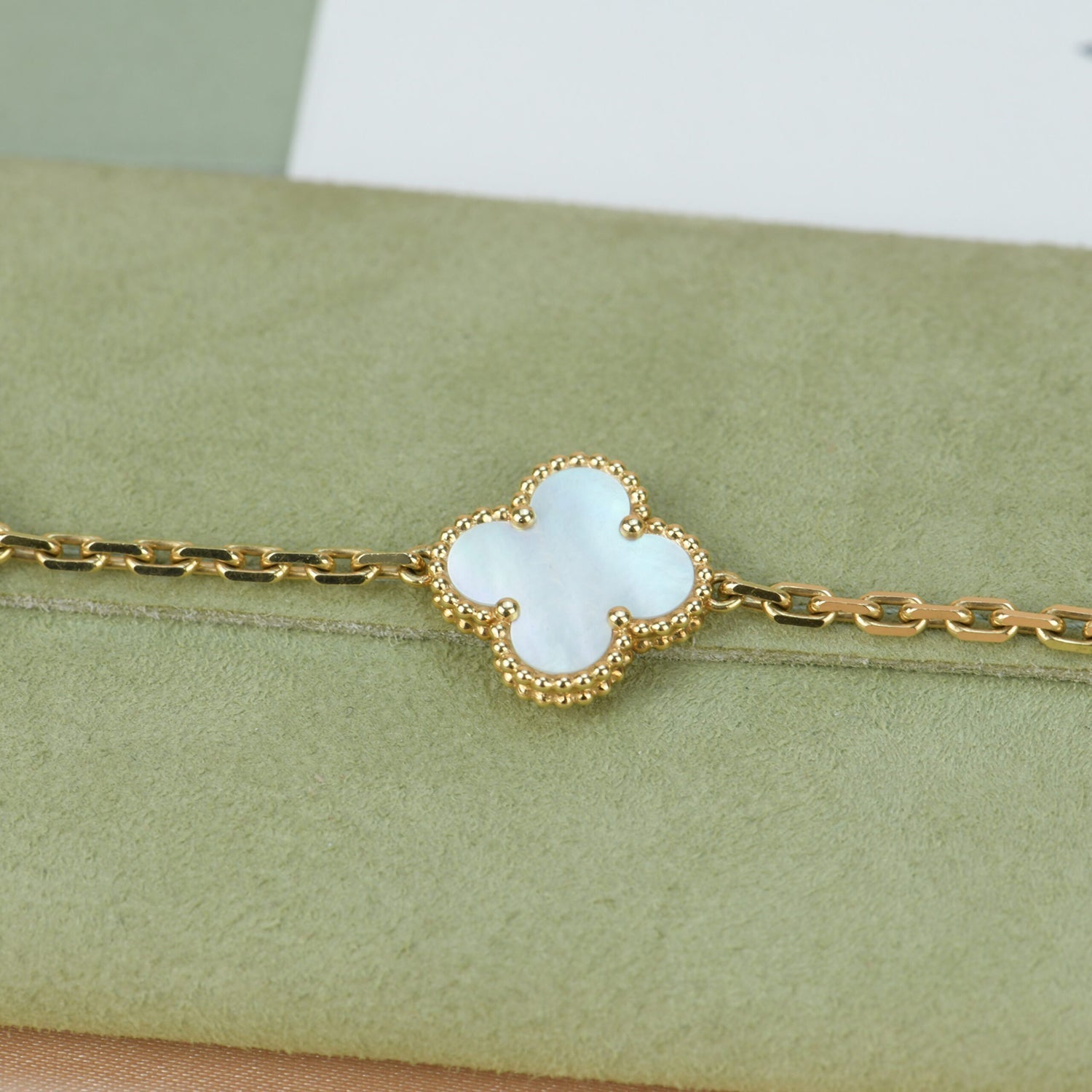 [Olivia JW]CLOVER  5 MOTIF WHITE MOP BRACELET